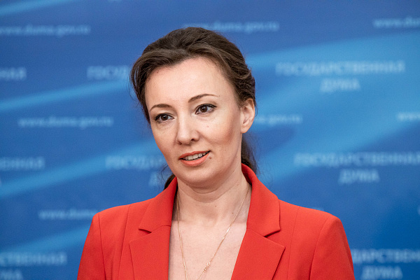 Анна Кузнецова предложила освободить детей из многодетных семей от уплаты земельного налога